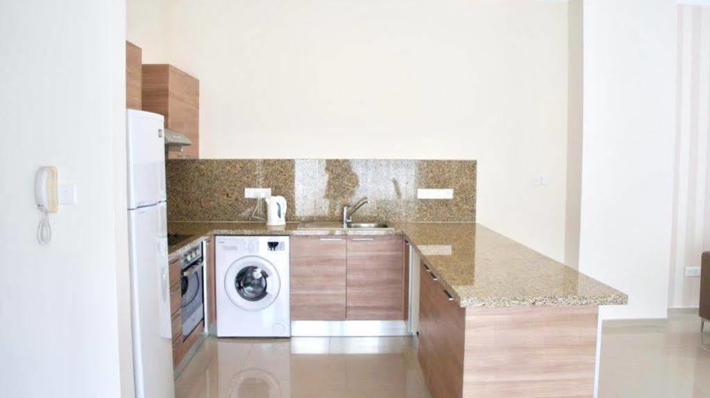 Zavos Marathon Beach Apartments Limassol Bagian luar foto